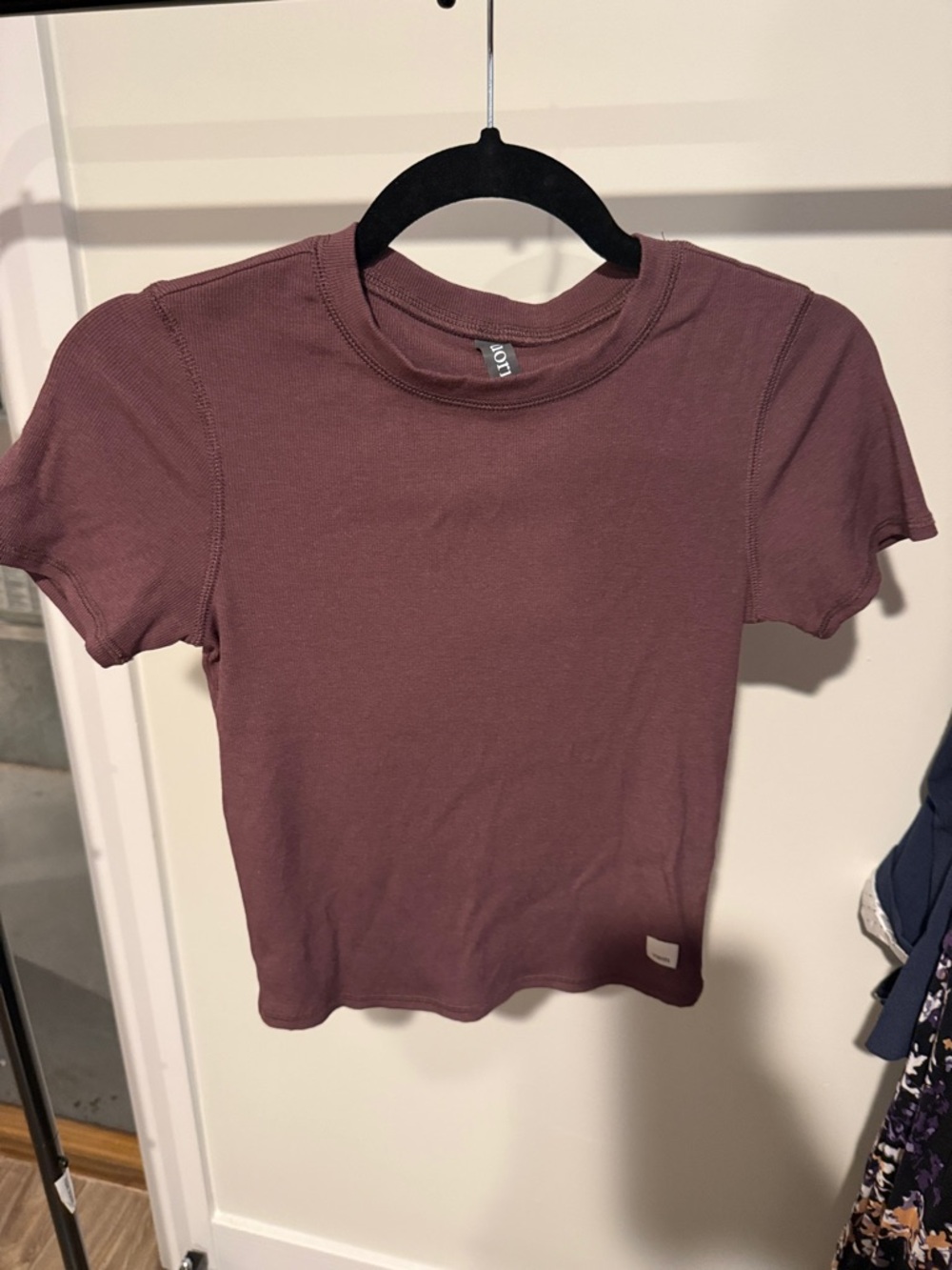 Vuori Chestnut Heather Pose  Ribbed Fitted Cropped Crewneck Tee